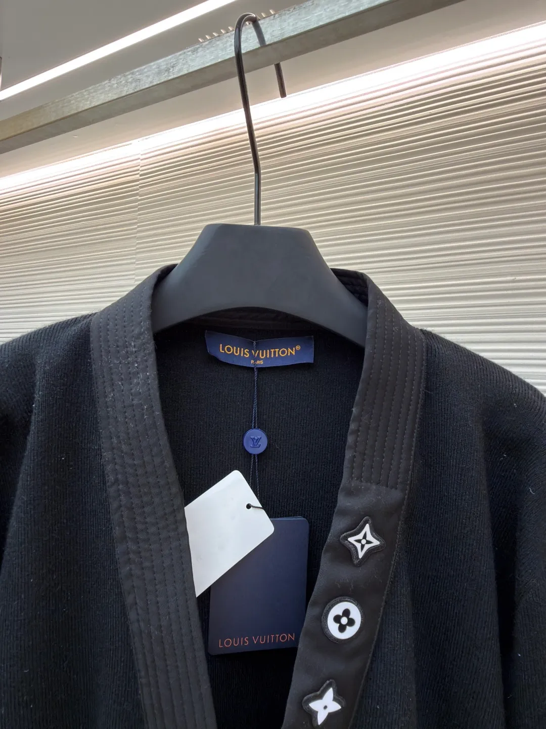 LOUIS VUITTON x Nigo mixed decorative cardigan V-neck knitted cardigan ●Original version: purchased and developed by 17810 ●Item number: 1681712-B45 ●Fabric: wool fabric ●Technology: knitted production ●Color: black ●Version: fitted version ●Weight: about 825 grams ●Size: S-M-L-XL ●Description: This LOUIS VUITTON knitted cardigan adopts a loose fit design, which is comfortable to wear and full of fashion. The fabric is made of high-quality wool blend material, which has a soft and delicate feel, good warmth retention and breathability. Ready-to-wear garments are made using precision cutting techniques to ensure the overall shape is three-dimensional and crisp. The decorative belt on the chest uses leather splicing technology and is matched with exquisite metal buttons, which not only increases the sense of design, but also adds a fashionable touch to the overall look. The details of the collar and cuffs are exquisite, the overall wiring is neat, and the stitching is fine and firm. Whether it is daily wear or formal occasions, it can be easily controlled, perfectly interpreting the luxury and elegance of the LOUIS VUITTON brand. The overall wiring is straight and delicate, the fabric is comfortable and soft, and the color is consistent without color difference. It can be matched with the same style to create a fashionable look and control various occasions. Customized accessories, complete with three standards, same style for men and women!